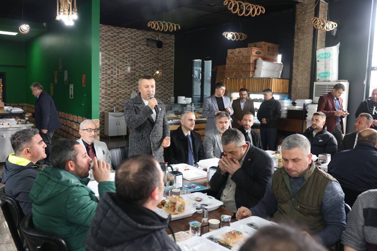 Çiftçi, Şekerpınar esnafıyla bir araya geldi