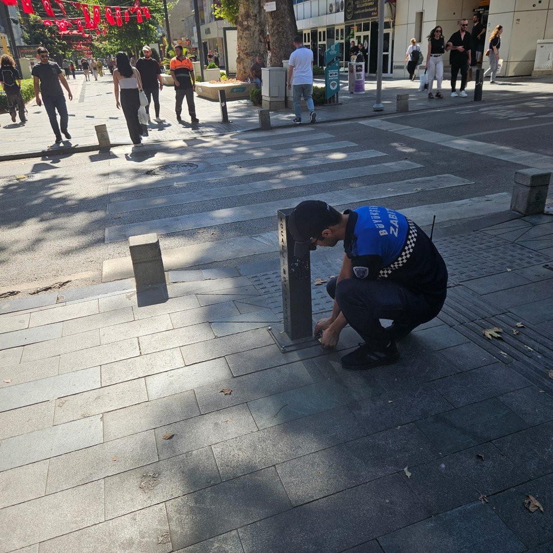 Büyükşehir Zabıtası Cumhuriyet Bulvarı’nda göz açtırmıyor