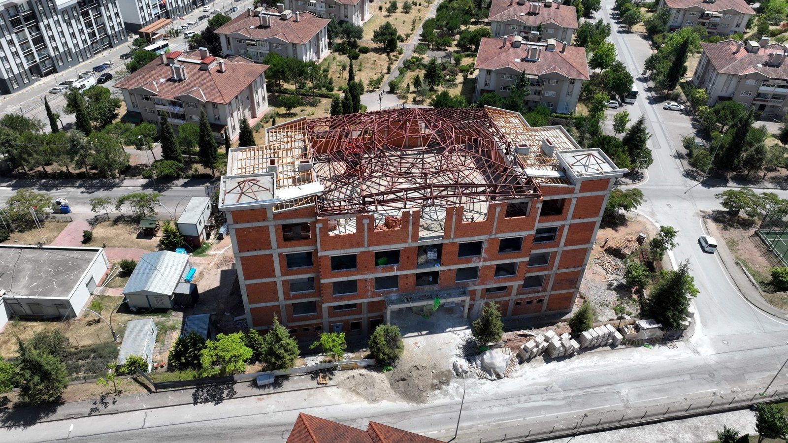 Derince Cemevinde çatı imalatı sürüyor