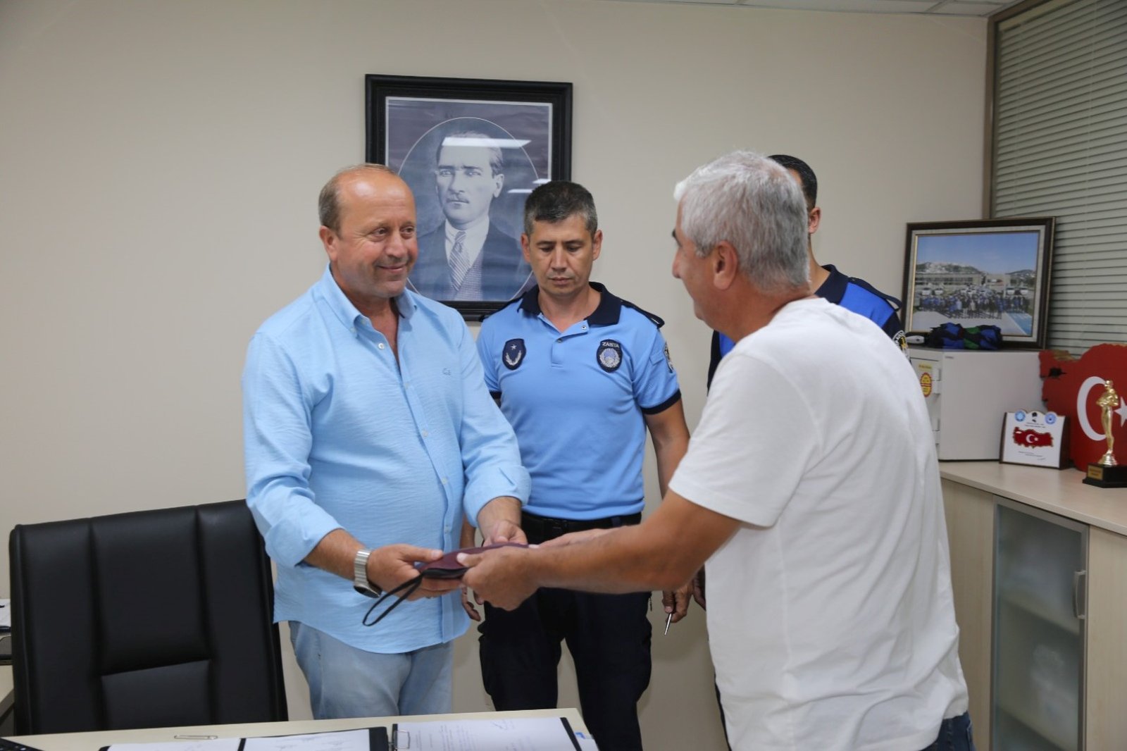 Büyükşehir Zabıtası kayıp çantayı sahibine ulaştırdı