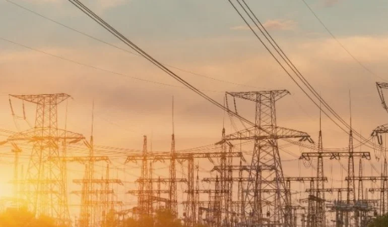 Brent ham petrol fiyatlarının yükselmesi ve küresel enerji piyasalarındaki dalgalanmaları gösteren grafik