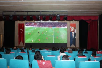 Bursa Osmangazi'de dev ekranda milli maçı coşkuyla izleyen vatandaşlar