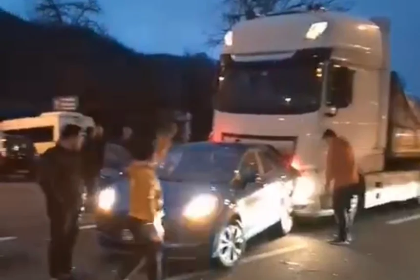 Düzce'de tırın otomobile arkadan çarptığı kaza