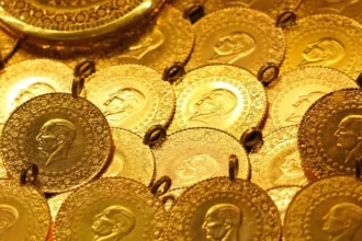 Altın fiyatlarındaki dalgalanmayı gösteren grafik ve gram altın görseli.