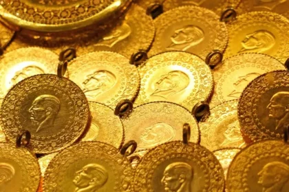 Altın fiyatlarındaki dalgalanmayı gösteren grafik ve gram altın görseli.