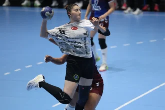Bursa Büyükşehir Belediyespor Kadın Hentbol Takımı'nın EHF Avrupa Kupası'nda yarı finale yükselmesini kutlayan oyuncuları.