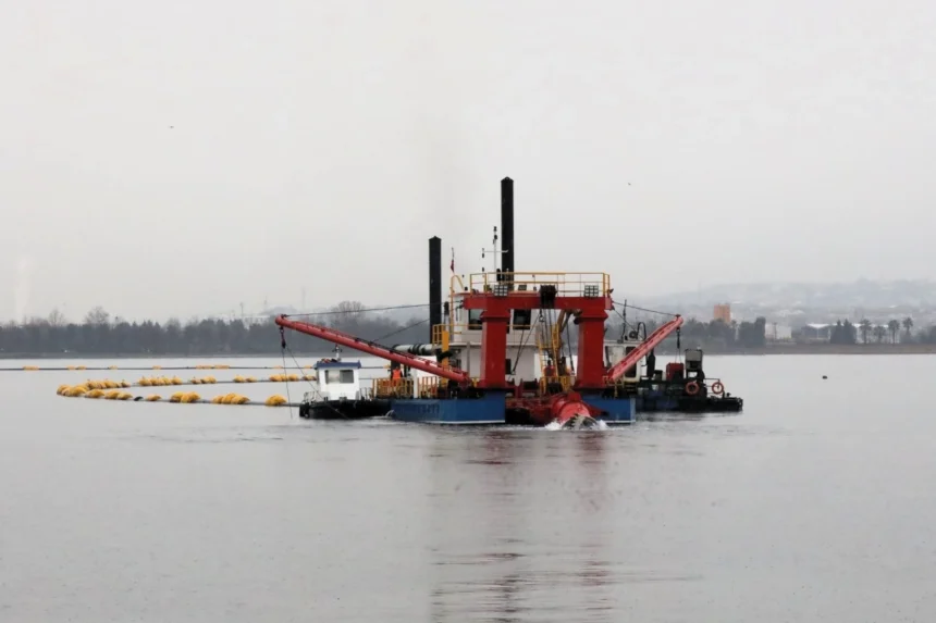 İzmit Körfezi'nde dip çamuru temizleme çalışmaları