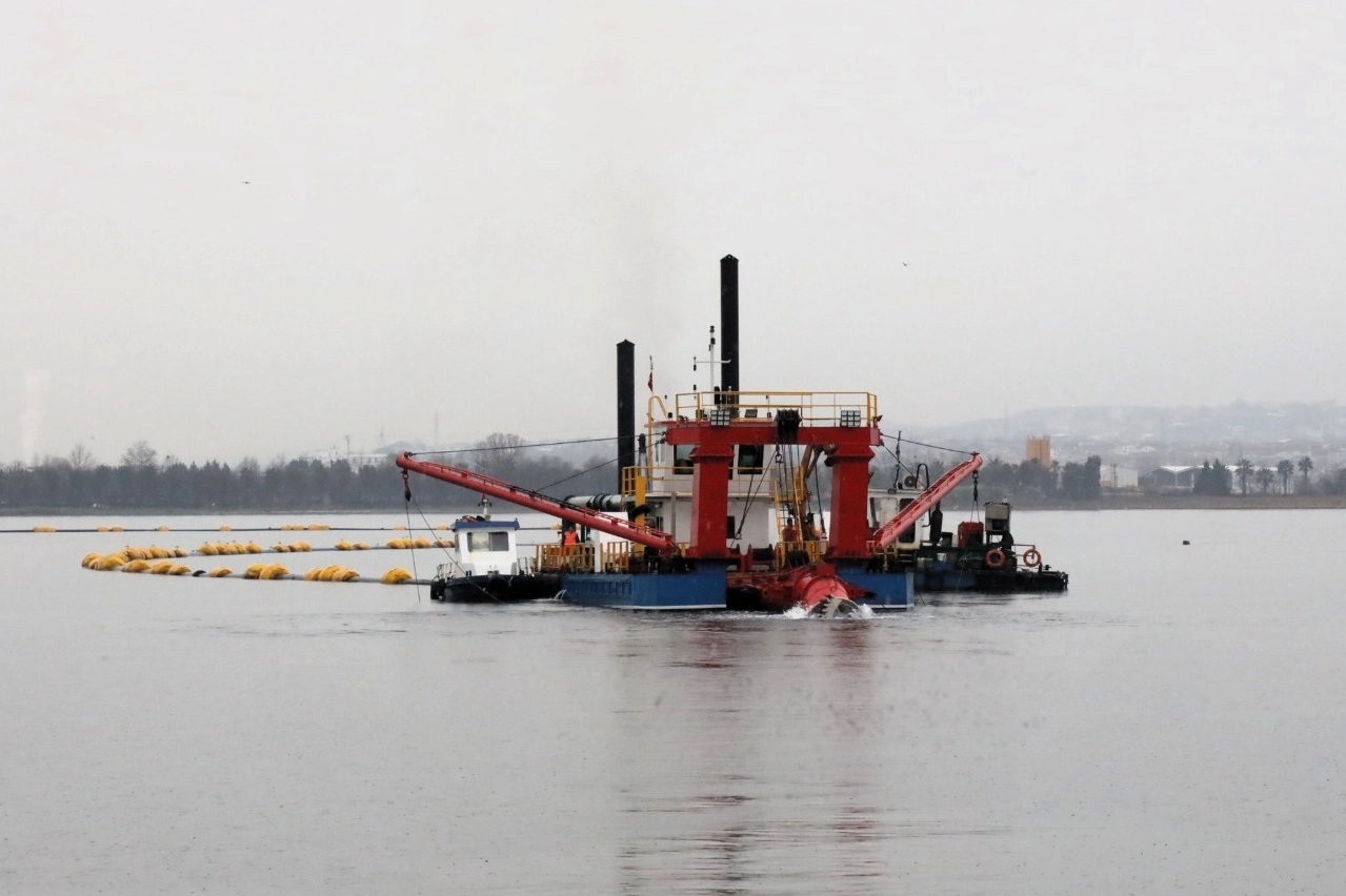 İzmit Körfezi'nde dip çamuru temizleme çalışmaları