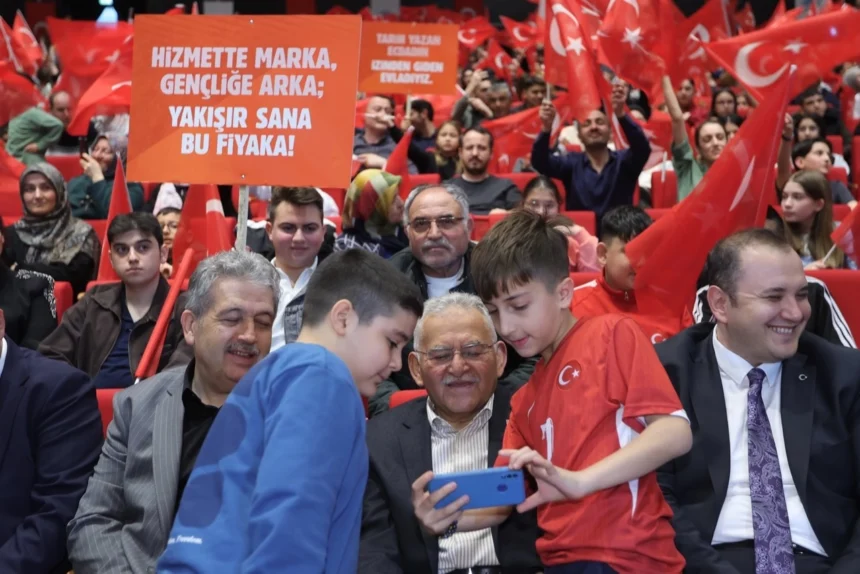 Kayseri Büyükşehir Belediye Başkanı Dr. Memduh Büyükkılıç, Çanakkale Zaferi anma programında konuşma yapıyor.