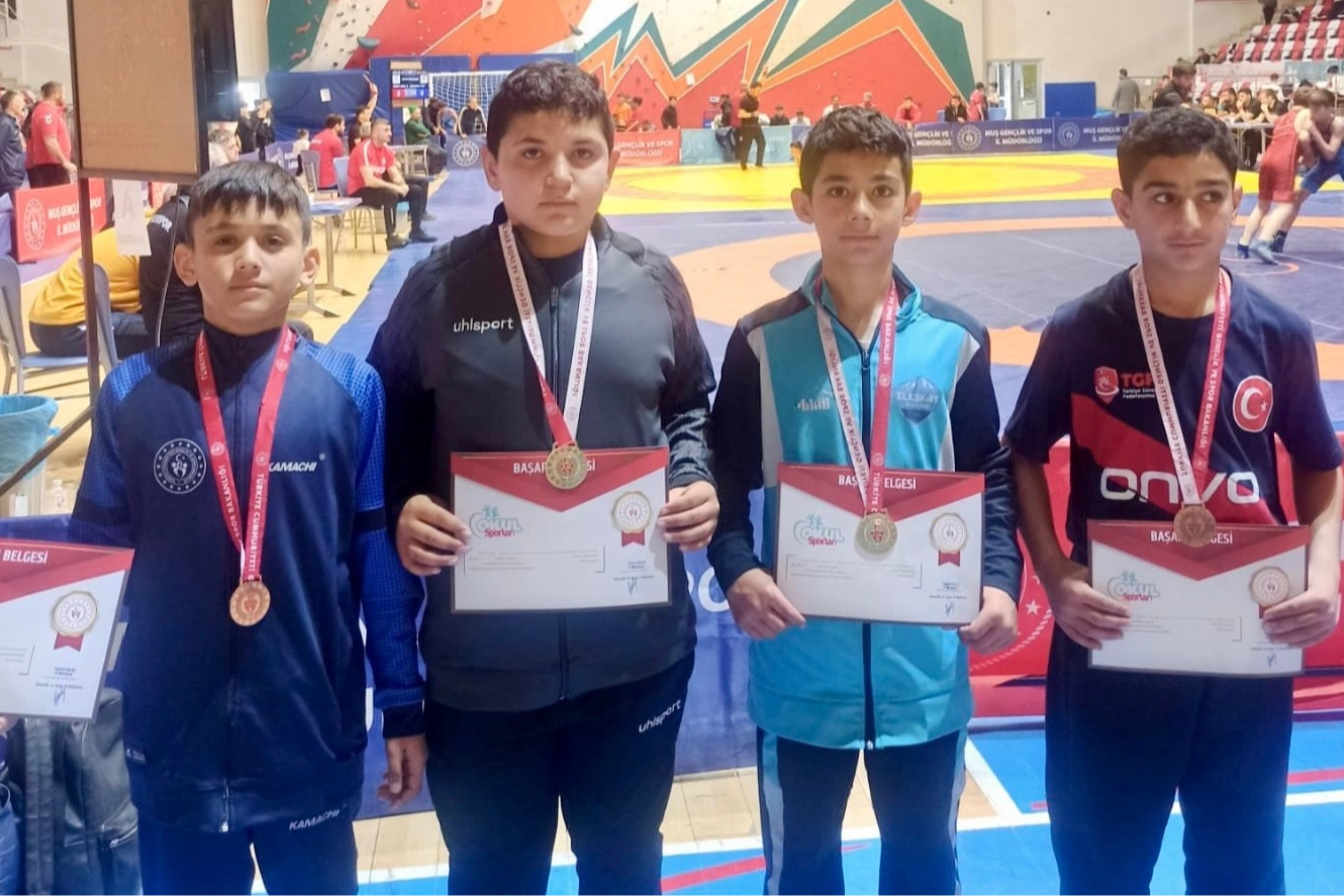 Ağrılı genç güreşçiler, Muş'ta düzenlenen grup şampiyonasında kazandıkları madalyalarla Türkiye finallerine katılma hakkı elde etti.