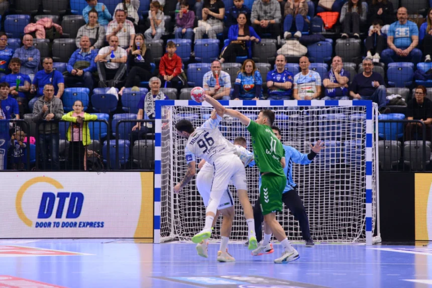 Nilüfer Belediyespor hentbol takımı oyuncuları sahada mücadele ederken