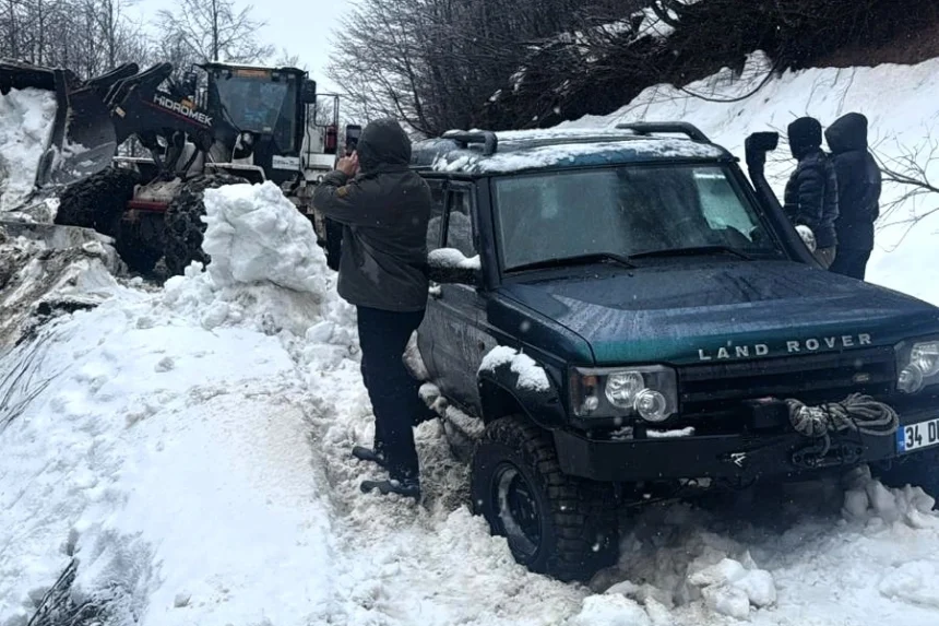 Kocaeli'de karla mücadele ekiplerinin mahsur kalan vatandaşları kurtarması