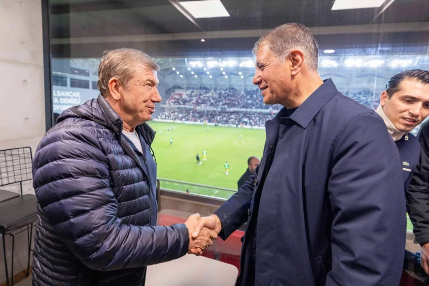 Tanju Çolak, Karşıyaka Stadı için Başkan Cemil Tugay'a teşekkür ediyor.