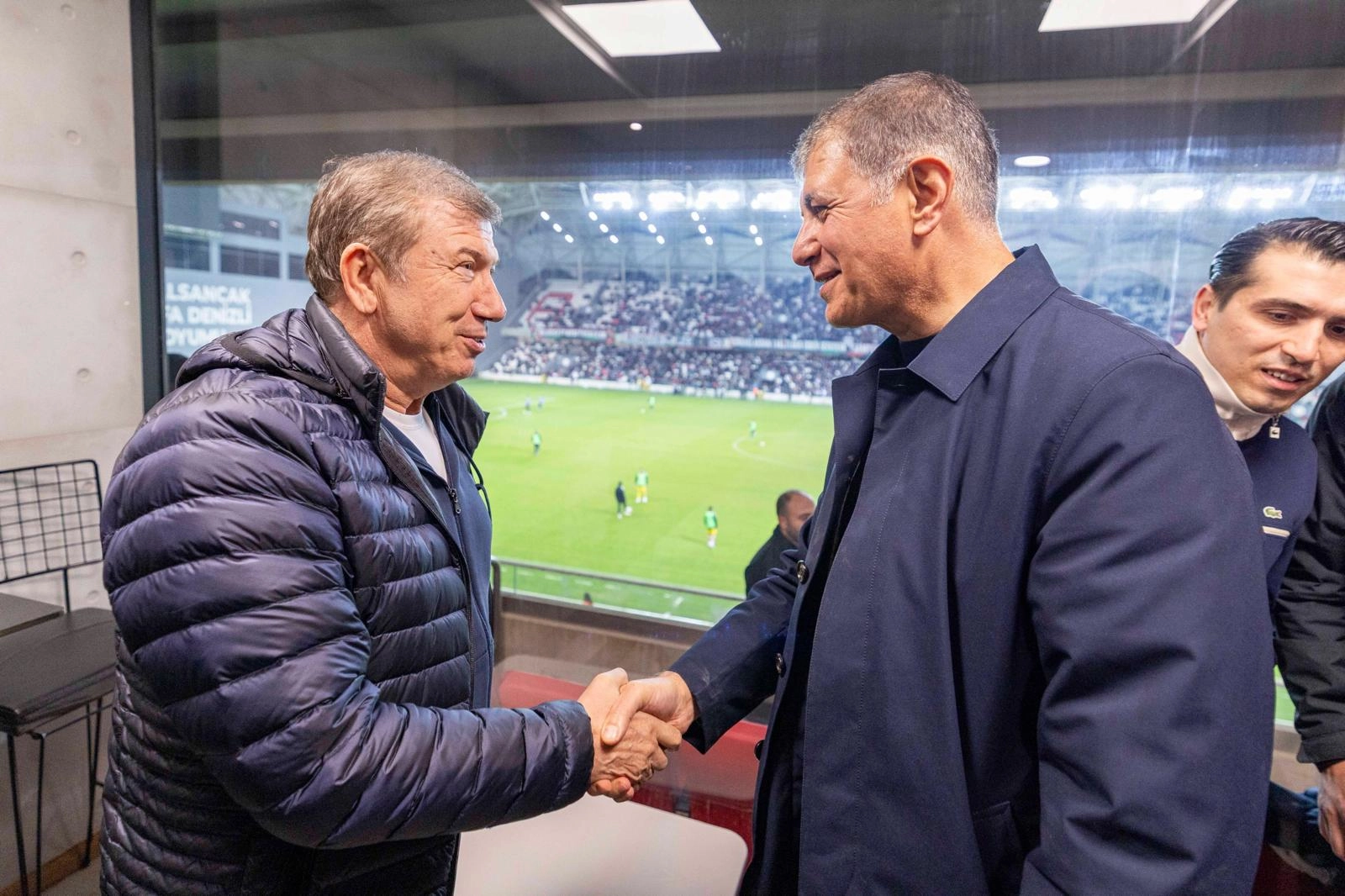 Tanju Çolak, Karşıyaka Stadı için Başkan Cemil Tugay'a teşekkür ediyor.