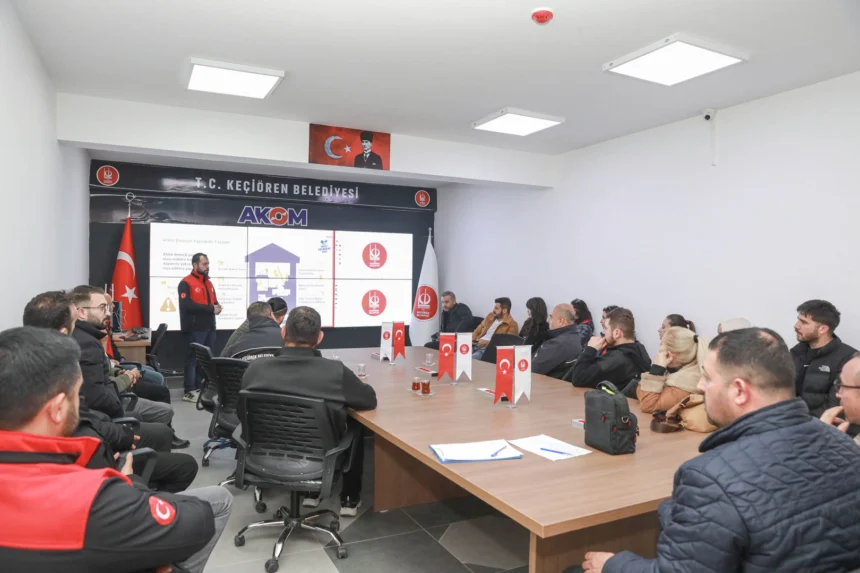 Keçiören Belediyesi personeli yangın söndürme eğitimi alırken