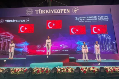 Konya Büyükşehir Belediyesporlu tekvandocu Melek Su Dönmez, uluslararası turnuvada kazandığı bronz madalya ile objektiflere gülümsüyor.