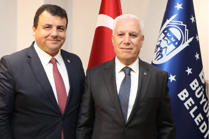 CHP Bursa Milletvekili Hasan Öztürk, Bursa Büyükşehir Belediye Başkanı Mustafa Bozbey'in gözaltına alınması üzerine halkı belediye binası önüne davet ediyor.