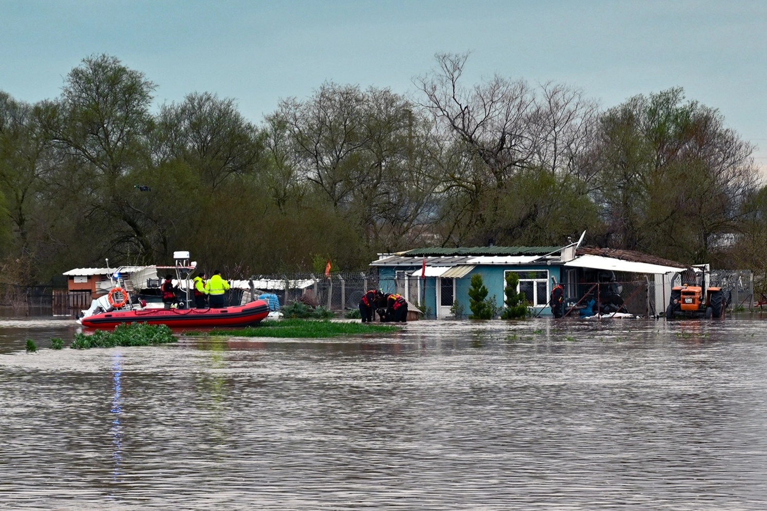 Bursa Karacabey'de su taşkınında mahsur kalan köpekler itfaiye ekipleri tarafından kurtarıldı.