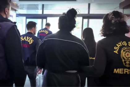 Mersin'de hırsızlık şüphelileri minibüste yakalandı