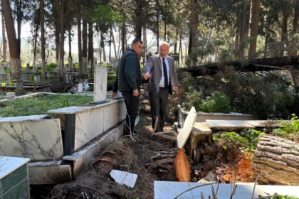 İzmir'de fırtına sonrası hasar gören mezarlıklarda belediye ekiplerinin onarım çalışması.