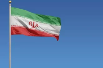 İran bayrağı ve sporcuların siluetleri