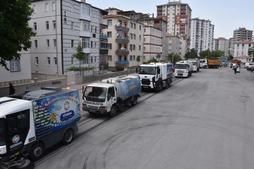 Kayseri Kocasinan Belediyesi'nin bahar temizliği çalışmaları kapsamında modern araçlarla yapılan sokak temizliği
