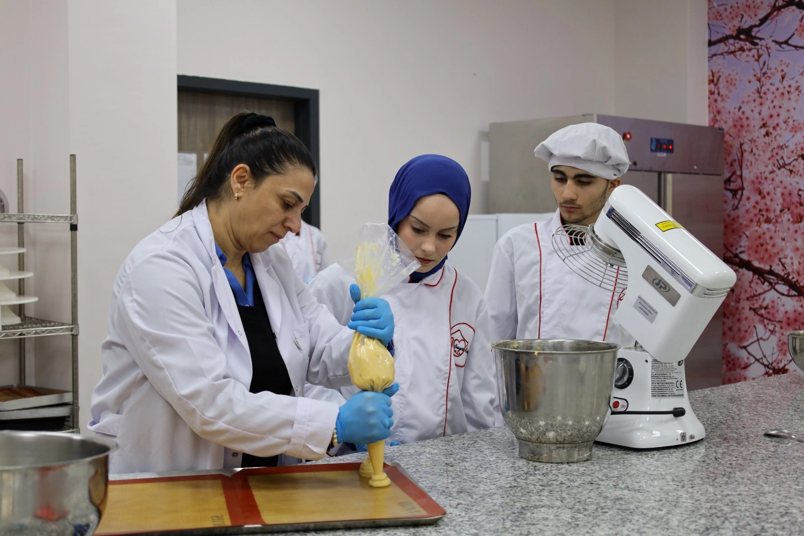 Kocaeli Büyükşehir Belediyesi Beyaz Kalpler Eğitim ve Gelişim Merkezi'nde eğitim gören gençler.