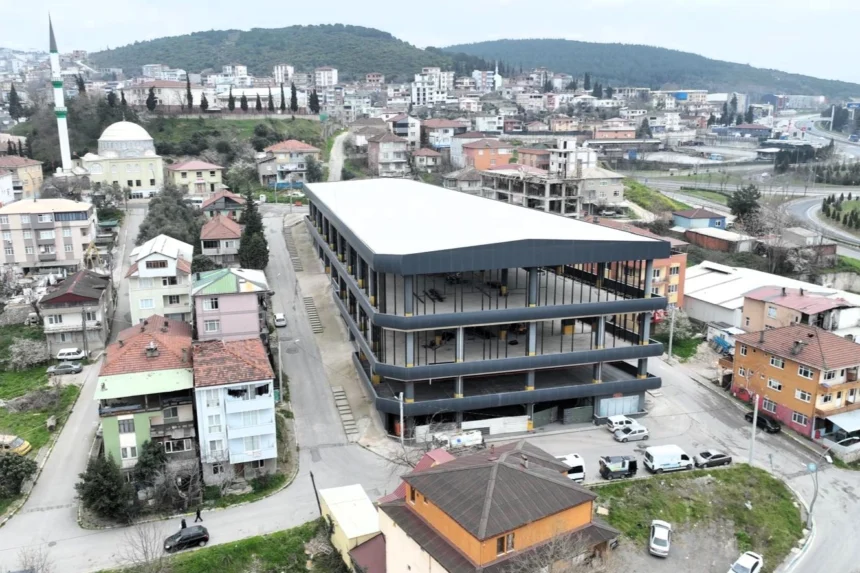 Kocaeli'nin Dilovası ilçesinde katlı otoparktan dönüştürülen modern belediye hizmet binası