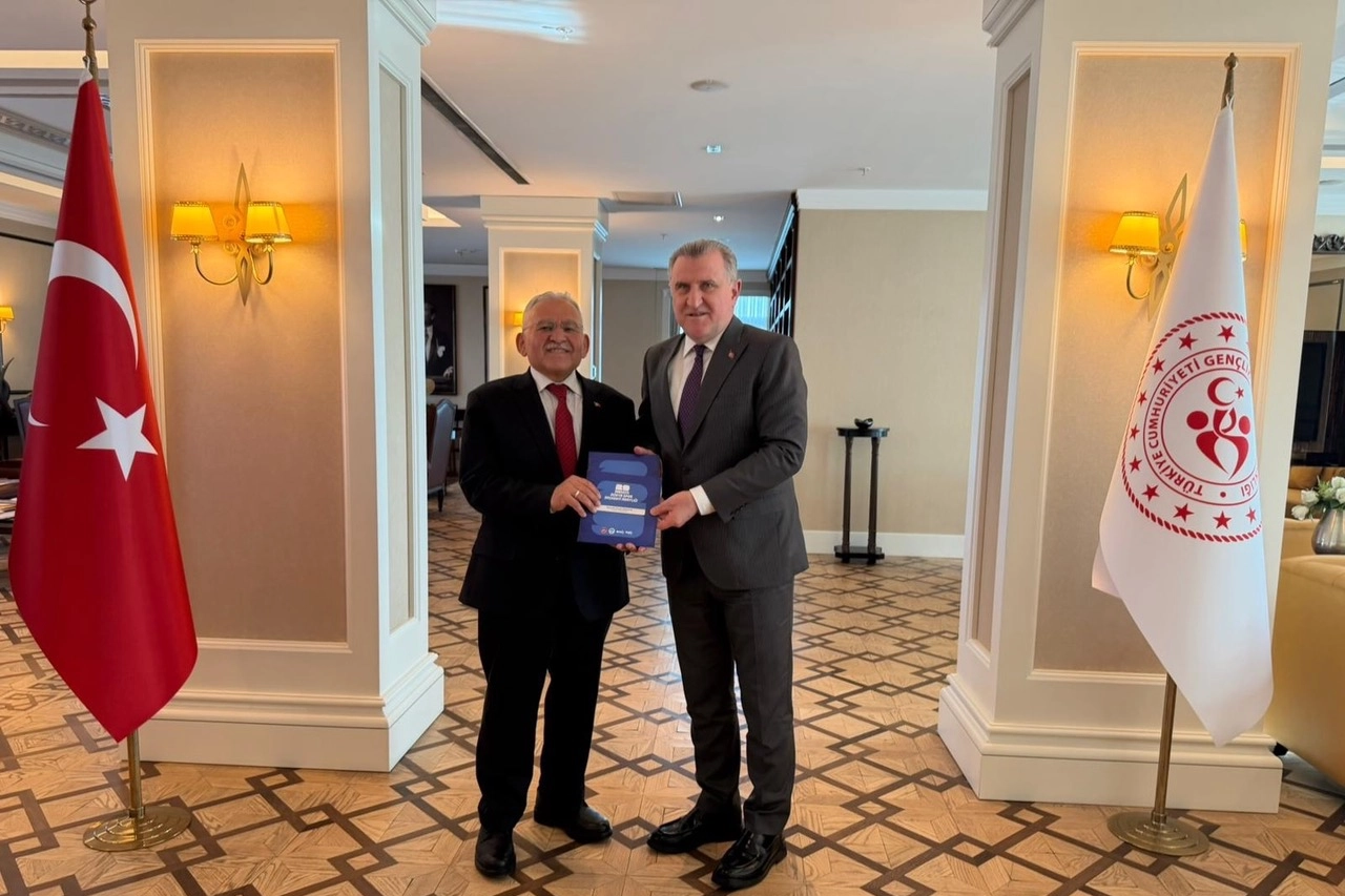 Kayseri Büyükşehir Belediye Başkanı Memduh Büyükkılıç, Ankara'da Gençlik ve Spor Bakanı Osman Aşkın Bak ve AK Parti Yerel Yönetimlerden Sorumlu Genel Başkan Yardımcısı Mustafa Demir ile görüştü.