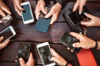 Türkiye'de internet kullanım süresinin dünya ortalamasını aştığını gösteren grafik