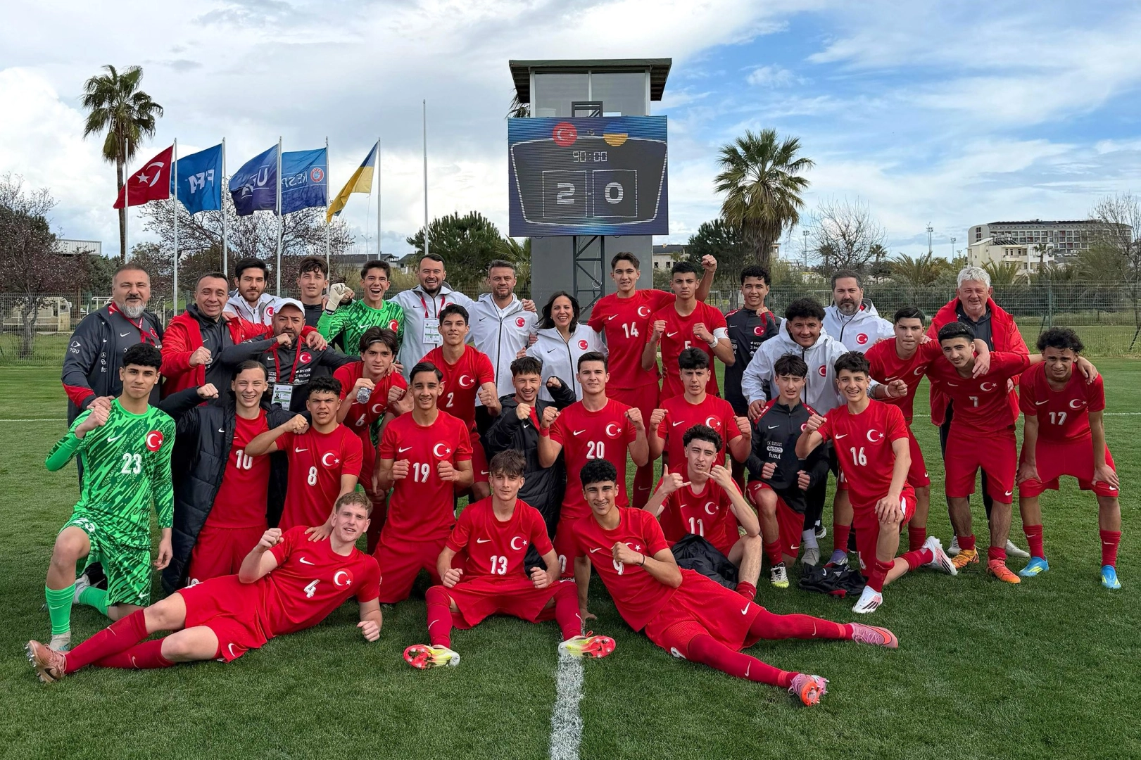 Türkiye U16 Milli Futbol Takımı oyuncuları Ukrayna maçında galibiyeti kutluyor