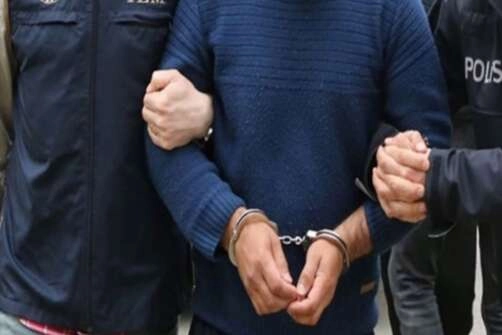 Keşan polisi tarafından yakalanan ve 22 yıl hapis cezası bulunan firari hırsızın adliyeye sevk edilmesi