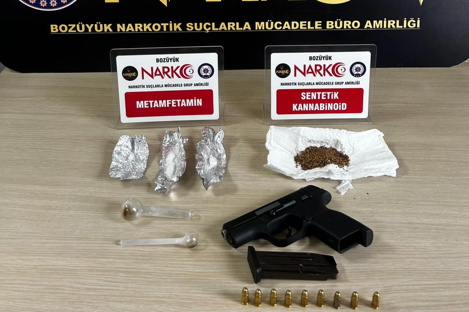 Bilecik'te gerçekleştirilen uyuşturucu operasyonunda ele geçirilen metamfetamin, bonzai ve silahlar.