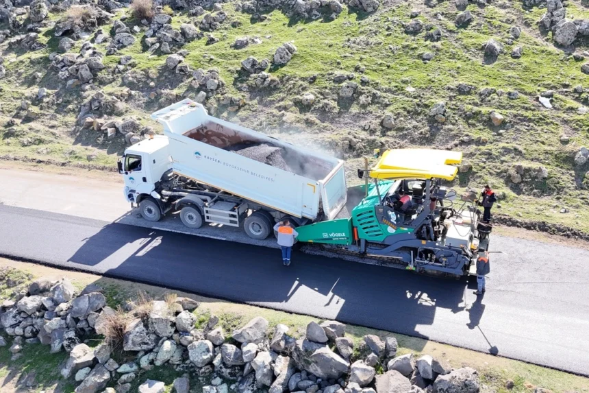 Kayseri Büyükşehir Belediyesi'nin Hürmetçi Mahallesi'ndeki yol yapım ve çevre düzenleme çalışmalarını gösteren görsel.