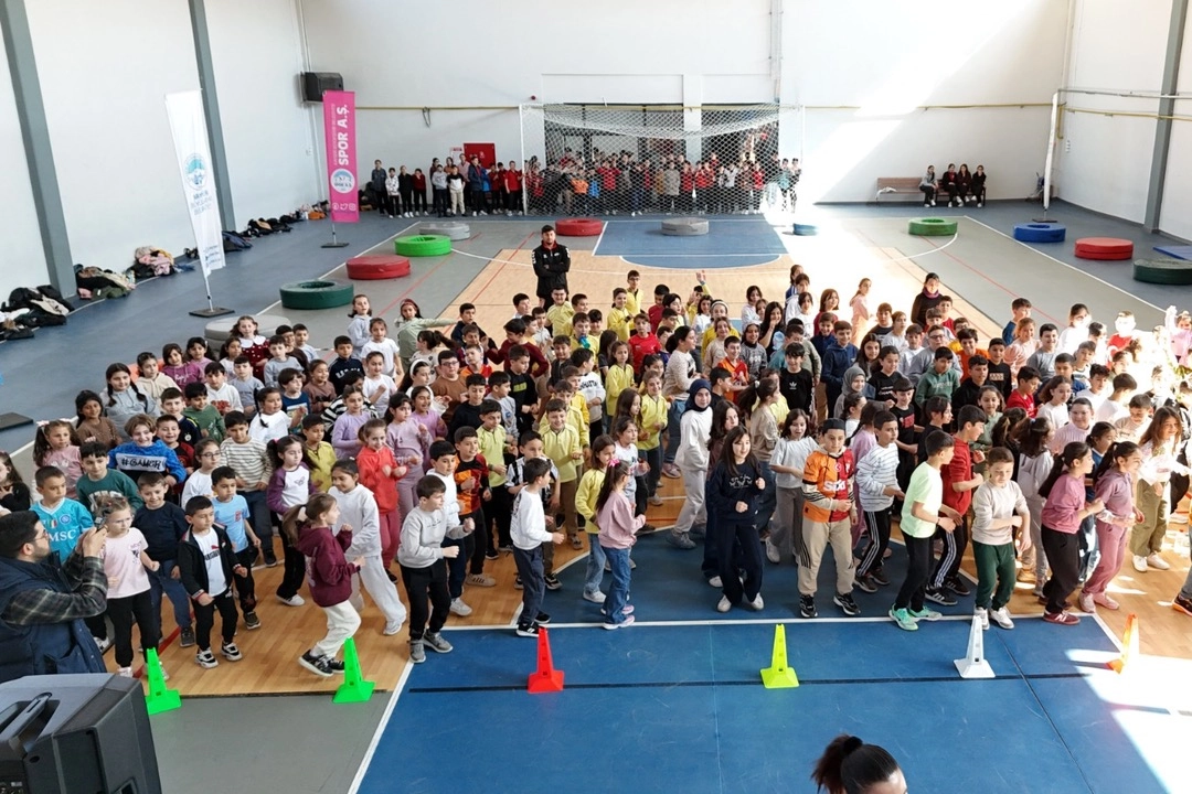 Kayseri Büyükşehir Belediyesi'nin Develi'de düzenlediği spor etkinliğinde öğrenciler eğleniyor.