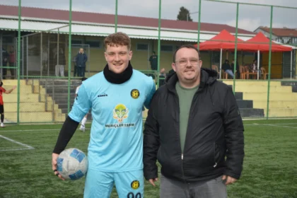 Keşansporlu futbolcu Çınar Çatal ve yönetici babası Umut Çatal kulüp binasında