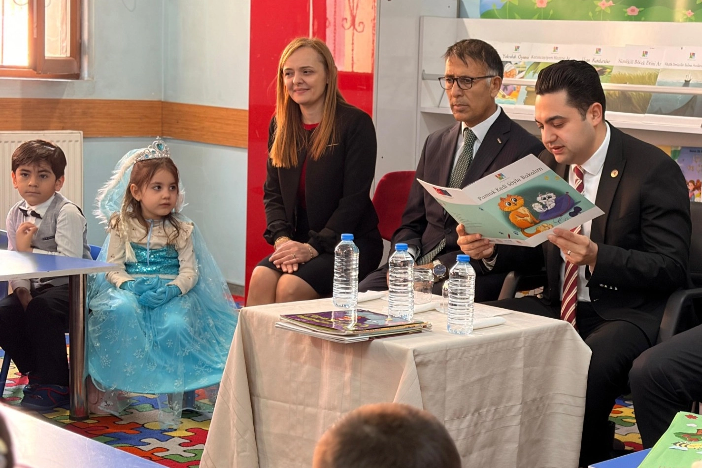 Ağrı'da 'Okuyan Şehir Ağrı' projesi kapsamında anaokulu öğrencileriyle masal okuma etkinliği