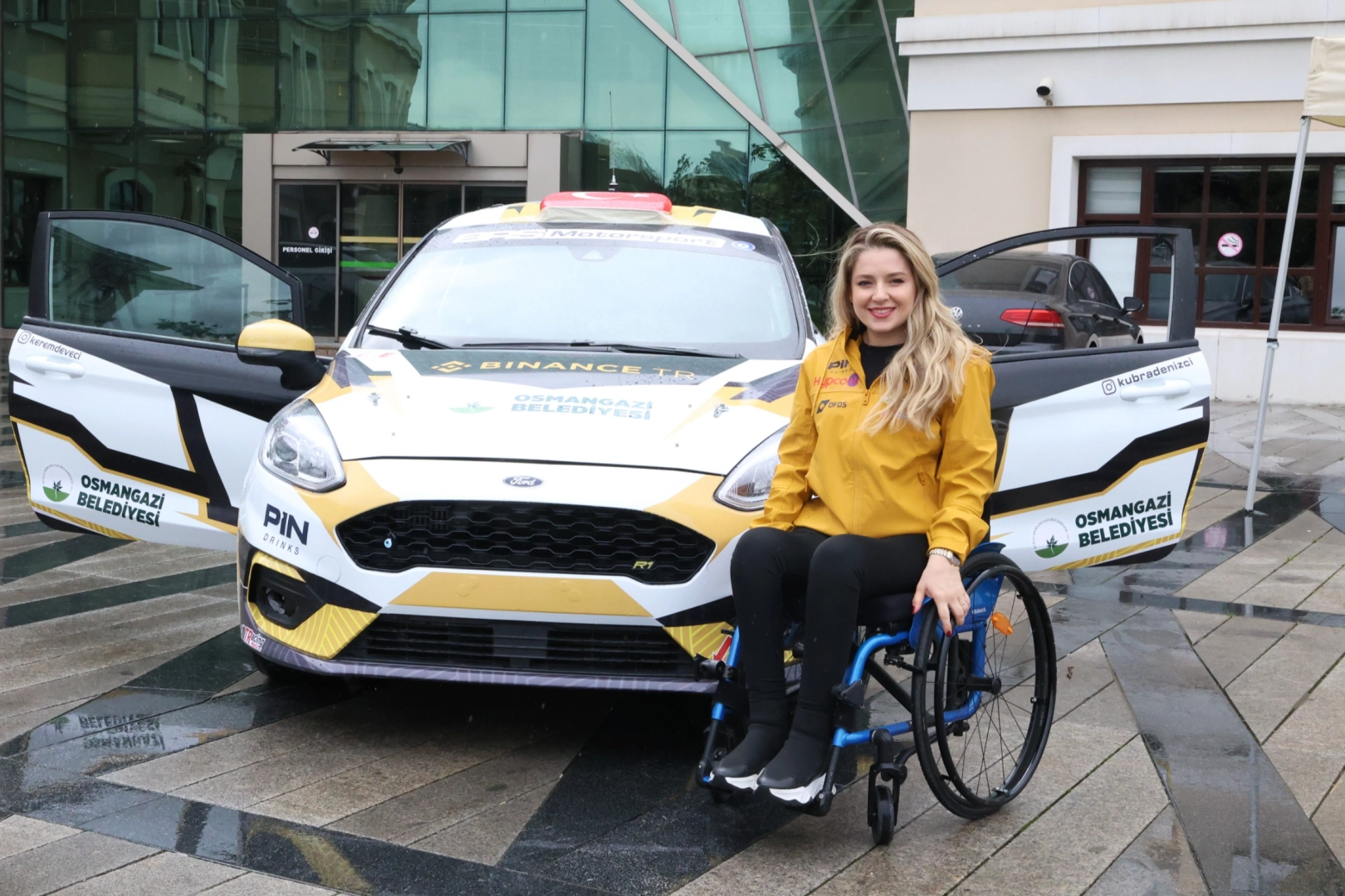 Engelli kadın ralli pilotu Kübra Denizci Keskin, Osmangazi Belediye Başkanı Erkan Aydın ile bir araya geldi.