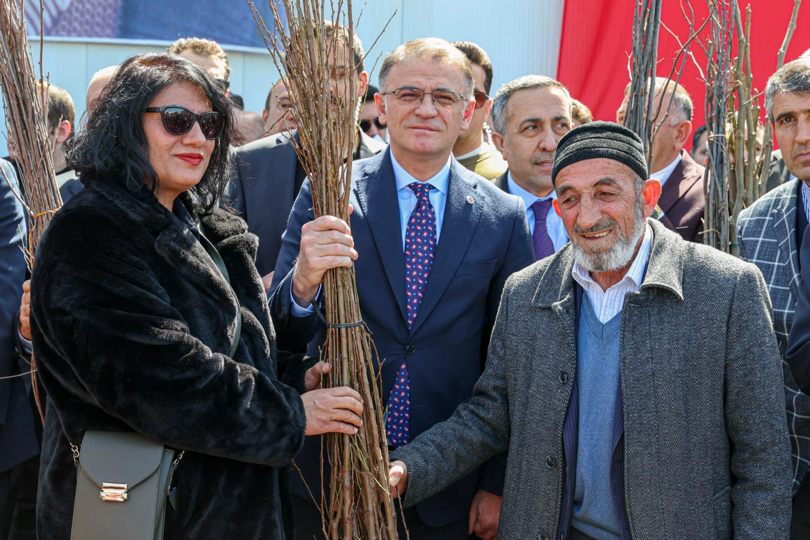 Van'da çiftçilere meyve fidanı dağıtımı