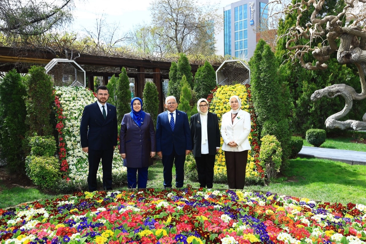 AK Parti Genel Merkez Kadın Kolları Başkanı Tuğba Işık Ercan, Kayseri Büyükşehir Belediye Başkanı Dr. Memduh Büyükkılıç'ı ziyaret etti.
