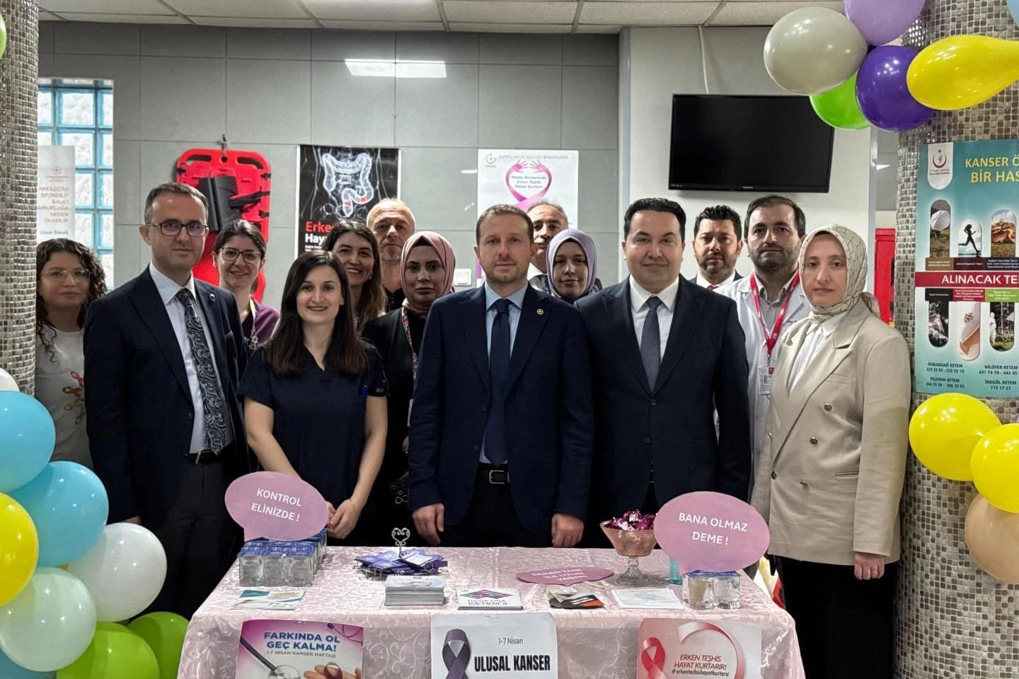 Bursa'da Kanser Haftası kapsamında düzenlenen etkinliklerde erken teşhisin önemi vurgulandı ve hastalara moral desteği verildi.