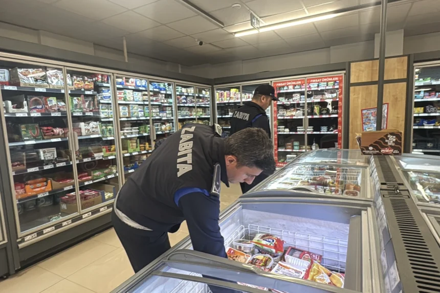 Çorum'da zabıta ekipleri marketlerde denetim yaparken