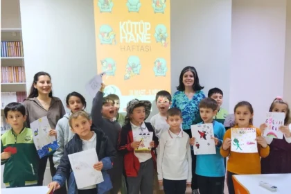 Çanakkale'de çocuklar Kütüphane Haftası kapsamında düzenlenen etkinliklerde kitaplarla buluştu.
