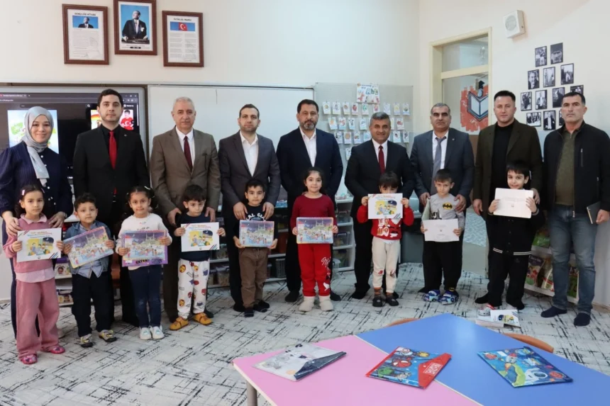 Şanlıurfa Büyükşehir Belediyesi'nin Kütüphaneler Haftası kapsamında Molla Gürani Ortaokulu öğrencilerine kitap hediye ettiği anı gösteren görsel.