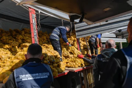 İzmir Büyükşehir Belediyesi tarafından Ödemişli üreticilerden alınan 300 ton patates dar gelirli hanelere dağıtılıyor