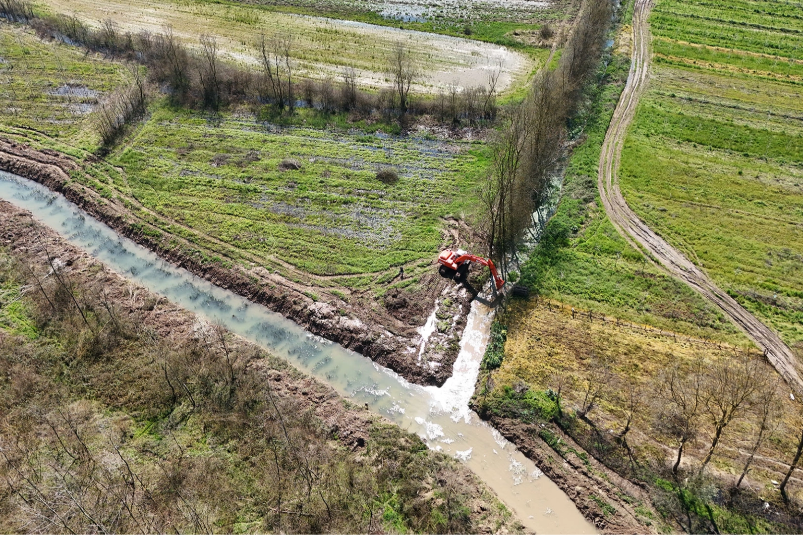 Sakarya Büyükşehir Belediyesi'nin tarım arazileri için yaptığı kanal temizliği çalışması