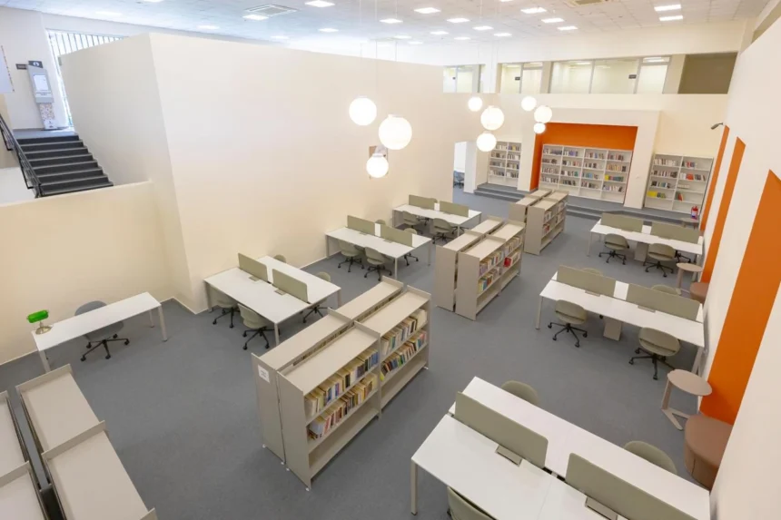 İzmir'de hizmete giren Hasan Âli Yücel Kütüphanesi'nin dış görünüşü