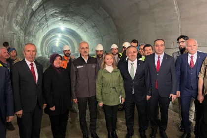 Ulaştırma ve Altyapı Bakanı Abdulkadir Uraloğlu, Bilecik'teki T26 Tüneli şantiyesinde incelemelerde bulunuyor.