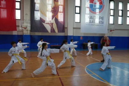 Maltepe karate kursu mezuniyet töreninde sertifika alan çocuklar