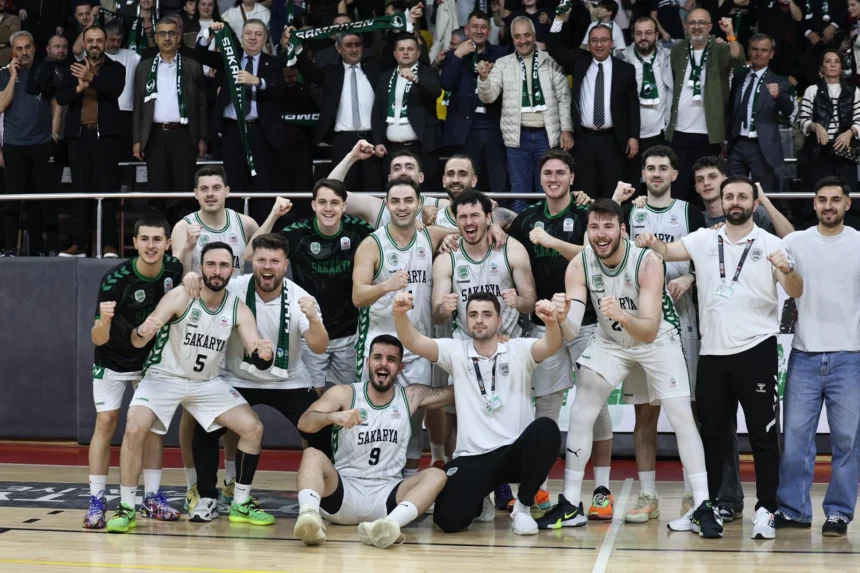 Sakarya Büyükşehir Basketbol takımı, play-off çeyrek final ilk maçında Çiftlikköy Belediyesi'ni 87-81 yenerek seride 1-0 öne geçti.